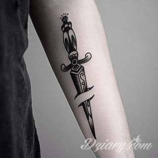 Niesamowite w swojej formie tatuaże-rękawy zajmują cała powierzchnię ramiona i przedramiona. Tworzą jednolitą zdobiącą ciało całość. Taki graficzny rękaw na skórze to tatuaż szczególnie ciekawy w przypadku aktywnych, silnych mężczyzn. 