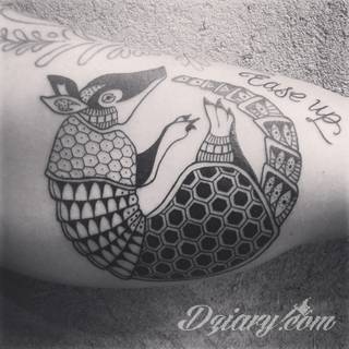 Niesamowite w swojej formie tatuaże-rękawy zajmują cała powierzchnię ramiona i przedramiona. Tworzą jednolitą zdobiącą ciało całość. Taki graficzny rękaw na skórze to tatuaż szczególnie ciekawy w przypadku aktywnych, silnych mężczyzn. 