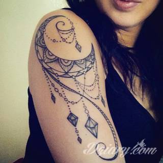 Niesamowite w swojej formie tatuaże-rękawy zajmują cała powierzchnię ramiona i przedramiona. Tworzą jednolitą zdobiącą ciało całość. Taki graficzny rękaw na skórze to tatuaż szczególnie ciekawy w przypadku aktywnych, silnych mężczyzn. 