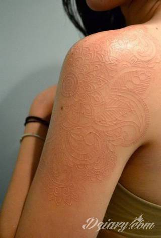 Niesamowite w swojej formie tatuaże-rękawy zajmują cała powierzchnię ramiona i przedramiona. Tworzą jednolitą zdobiącą ciało całość. Taki graficzny rękaw na skórze to tatuaż szczególnie ciekawy w przypadku aktywnych, silnych mężczyzn. 