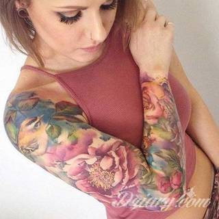 Niesamowite w swojej formie tatuaże-rękawy zajmują cała powierzchnię ramiona i przedramiona. Tworzą jednolitą zdobiącą ciało całość. Taki graficzny rękaw na skórze to tatuaż szczególnie ciekawy w przypadku aktywnych, silnych mężczyzn. 