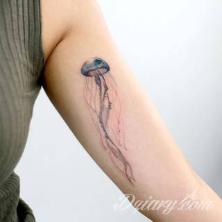 Niesamowite w swojej formie tatuaże-rękawy zajmują cała powierzchnię ramiona i przedramiona. Tworzą jednolitą zdobiącą ciało całość. Taki graficzny rękaw na skórze to tatuaż szczególnie ciekawy w przypadku aktywnych, silnych mężczyzn. 