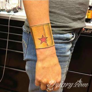 Niesamowite w swojej formie tatuaże-rękawy zajmują cała powierzchnię ramiona i przedramiona. Tworzą jednolitą zdobiącą ciało całość. Taki graficzny rękaw na skórze to tatuaż szczególnie ciekawy w przypadku aktywnych, silnych mężczyzn. 