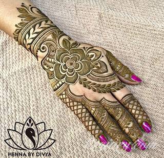 Niesamowite w swojej formie tatuaże-rękawy zajmują cała powierzchnię ramiona i przedramiona. Tworzą jednolitą zdobiącą ciało całość. Taki graficzny rękaw na skórze to tatuaż szczególnie ciekawy w przypadku aktywnych, silnych mężczyzn. 