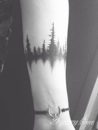 Niesamowite w swojej formie tatuaże-rękawy zajmują cała powierzchnię ramiona i przedramiona. Tworzą jednolitą zdobiącą ciało całość. Taki graficzny rękaw na skórze to tatuaż szczególnie ciekawy w przypadku aktywnych, silnych mężczyzn. 