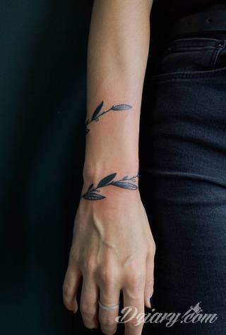 Niesamowite w swojej formie tatuaże-rękawy zajmują cała powierzchnię ramiona i przedramiona. Tworzą jednolitą zdobiącą ciało całość. Taki graficzny rękaw na skórze to tatuaż szczególnie ciekawy w przypadku aktywnych, silnych mężczyzn. 