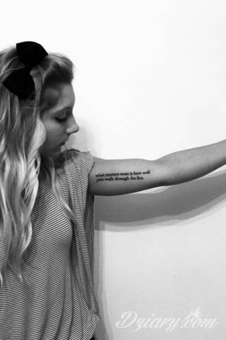 Niesamowite w swojej formie tatuaże-rękawy zajmują cała powierzchnię ramiona i przedramiona. Tworzą jednolitą zdobiącą ciało całość. Taki graficzny rękaw na skórze to tatuaż szczególnie ciekawy w przypadku aktywnych, silnych mężczyzn. 