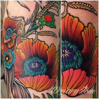 Niesamowite w swojej formie tatuaże-rękawy zajmują cała powierzchnię ramiona i przedramiona. Tworzą jednolitą zdobiącą ciało całość. Taki graficzny rękaw na skórze to tatuaż szczególnie ciekawy w przypadku aktywnych, silnych mężczyzn. 