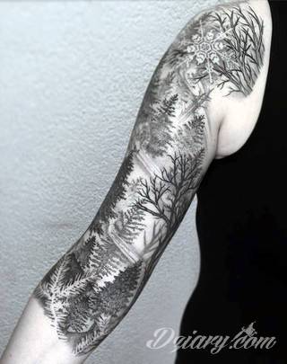 Niesamowite w swojej formie tatuaże-rękawy zajmują cała powierzchnię ramiona i przedramiona. Tworzą jednolitą zdobiącą ciało całość. Taki graficzny rękaw na skórze to tatuaż szczególnie ciekawy w przypadku aktywnych, silnych mężczyzn. 
