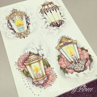 Niesamowite w swojej formie tatuaże-rękawy zajmują cała powierzchnię ramiona i przedramiona. Tworzą jednolitą zdobiącą ciało całość. Taki graficzny rękaw na skórze to tatuaż szczególnie ciekawy w przypadku aktywnych, silnych mężczyzn. 