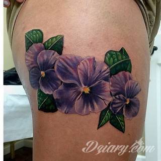 Niesamowite w swojej formie tatuaże-rękawy zajmują cała powierzchnię ramiona i przedramiona. Tworzą jednolitą zdobiącą ciało całość. Taki graficzny rękaw na skórze to tatuaż szczególnie ciekawy w przypadku aktywnych, silnych mężczyzn. 