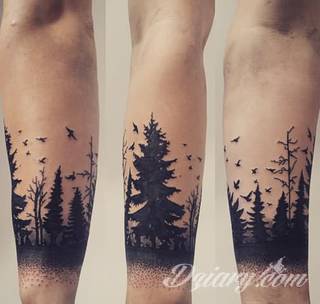 Niesamowite w swojej formie tatuaże-rękawy zajmują cała powierzchnię ramiona i przedramiona. Tworzą jednolitą zdobiącą ciało całość. Taki graficzny rękaw na skórze to tatuaż szczególnie ciekawy w przypadku aktywnych, silnych mężczyzn. 