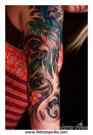 Niesamowite w swojej formie tatuaże-rękawy zajmują cała powierzchnię ramiona i przedramiona. Tworzą jednolitą zdobiącą ciało całość. Taki graficzny rękaw na skórze to tatuaż szczególnie ciekawy w przypadku aktywnych, silnych mężczyzn. 