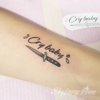 Niesamowite w swojej formie tatuaże-rękawy zajmują cała powierzchnię ramiona i przedramiona. Tworzą jednolitą zdobiącą ciało całość. Taki graficzny rękaw na skórze to tatuaż szczególnie ciekawy w przypadku aktywnych, silnych mężczyzn. 