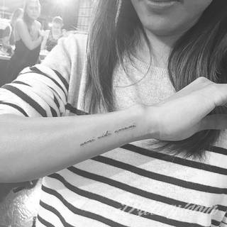 Niesamowite w swojej formie tatuaże-rękawy zajmują cała powierzchnię ramiona i przedramiona. Tworzą jednolitą zdobiącą ciało całość. Taki graficzny rękaw na skórze to tatuaż szczególnie ciekawy w przypadku aktywnych, silnych mężczyzn. 