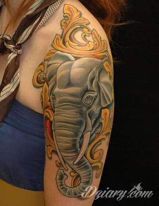 Niesamowite w swojej formie tatuaże-rękawy zajmują cała powierzchnię ramiona i przedramiona. Tworzą jednolitą zdobiącą ciało całość. Taki graficzny rękaw na skórze to tatuaż szczególnie ciekawy w przypadku aktywnych, silnych mężczyzn. 