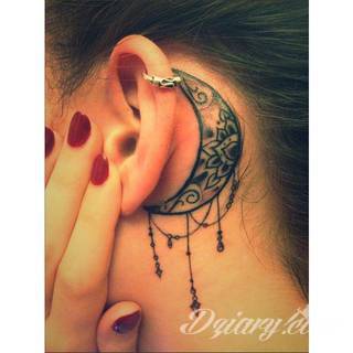 Niesamowite w swojej formie tatuaże-rękawy zajmują cała powierzchnię ramiona i przedramiona. Tworzą jednolitą zdobiącą ciało całość. Taki graficzny rękaw na skórze to tatuaż szczególnie ciekawy w przypadku aktywnych, silnych mężczyzn. 