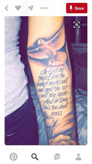 Niesamowite w swojej formie tatuaże-rękawy zajmują cała powierzchnię ramiona i przedramiona. Tworzą jednolitą zdobiącą ciało całość. Taki graficzny rękaw na skórze to tatuaż szczególnie ciekawy w przypadku aktywnych, silnych mężczyzn. 