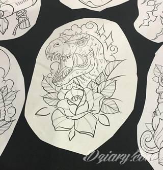 Niesamowite w swojej formie tatuaże-rękawy zajmują cała powierzchnię ramiona i przedramiona. Tworzą jednolitą zdobiącą ciało całość. Taki graficzny rękaw na skórze to tatuaż szczególnie ciekawy w przypadku aktywnych, silnych mężczyzn. 