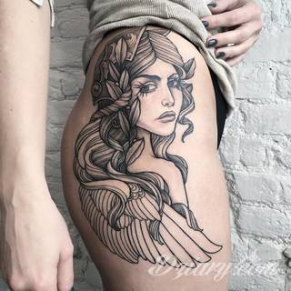 Niesamowite w swojej formie tatuaże-rękawy zajmują cała powierzchnię ramiona i przedramiona. Tworzą jednolitą zdobiącą ciało całość. Taki graficzny rękaw na skórze to tatuaż szczególnie ciekawy w przypadku aktywnych, silnych mężczyzn. 