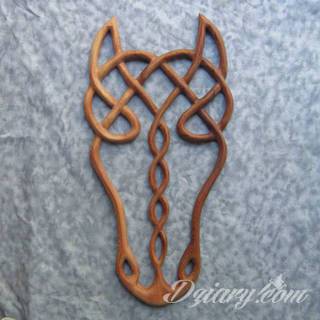 Niesamowite w swojej formie tatuaże-rękawy zajmują cała powierzchnię ramiona i przedramiona. Tworzą jednolitą zdobiącą ciało całość. Taki graficzny rękaw na skórze to tatuaż szczególnie ciekawy w przypadku aktywnych, silnych mężczyzn. 