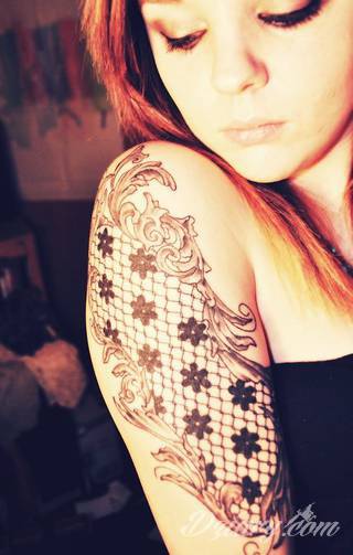 Niesamowite w swojej formie tatuaże-rękawy zajmują cała powierzchnię ramiona i przedramiona. Tworzą jednolitą zdobiącą ciało całość. Taki graficzny rękaw na skórze to tatuaż szczególnie ciekawy w przypadku aktywnych, silnych mężczyzn. 