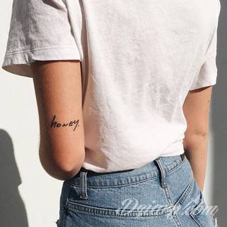 Niesamowite w swojej formie tatuaże-rękawy zajmują cała powierzchnię ramiona i przedramiona. Tworzą jednolitą zdobiącą ciało całość. Taki graficzny rękaw na skórze to tatuaż szczególnie ciekawy w przypadku aktywnych, silnych mężczyzn. 