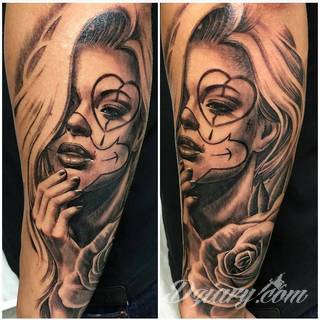 Niesamowite w swojej formie tatuaże-rękawy zajmują cała powierzchnię ramiona i przedramiona. Tworzą jednolitą zdobiącą ciało całość. Taki graficzny rękaw na skórze to tatuaż szczególnie ciekawy w przypadku aktywnych, silnych mężczyzn. 