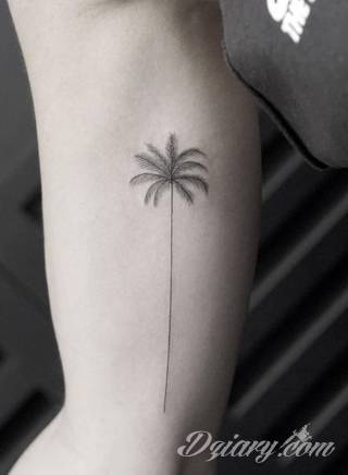 Niesamowite w swojej formie tatuaże-rękawy zajmują cała powierzchnię ramiona i przedramiona. Tworzą jednolitą zdobiącą ciało całość. Taki graficzny rękaw na skórze to tatuaż szczególnie ciekawy w przypadku aktywnych, silnych mężczyzn. 