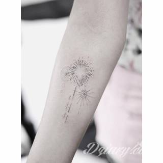 Niesamowite w swojej formie tatuaże-rękawy zajmują cała powierzchnię ramiona i przedramiona. Tworzą jednolitą zdobiącą ciało całość. Taki graficzny rękaw na skórze to tatuaż szczególnie ciekawy w przypadku aktywnych, silnych mężczyzn. 