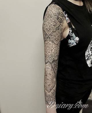 Niesamowite w swojej formie tatuaże-rękawy zajmują cała powierzchnię ramiona i przedramiona. Tworzą jednolitą zdobiącą ciało całość. Taki graficzny rękaw na skórze to tatuaż szczególnie ciekawy w przypadku aktywnych, silnych mężczyzn. 