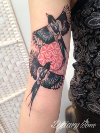 Niesamowite w swojej formie tatuaże-rękawy zajmują cała powierzchnię ramiona i przedramiona. Tworzą jednolitą zdobiącą ciało całość. Taki graficzny rękaw na skórze to tatuaż szczególnie ciekawy w przypadku aktywnych, silnych mężczyzn. 