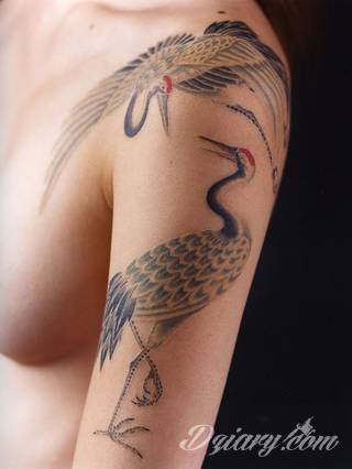 Niesamowite w swojej formie tatuaże-rękawy zajmują cała powierzchnię ramiona i przedramiona. Tworzą jednolitą zdobiącą ciało całość. Taki graficzny rękaw na skórze to tatuaż szczególnie ciekawy w przypadku aktywnych, silnych mężczyzn. 