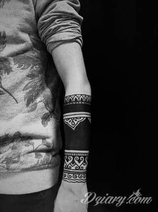 Niesamowite w swojej formie tatuaże-rękawy zajmują cała powierzchnię ramiona i przedramiona. Tworzą jednolitą zdobiącą ciało całość. Taki graficzny rękaw na skórze to tatuaż szczególnie ciekawy w przypadku aktywnych, silnych mężczyzn. 