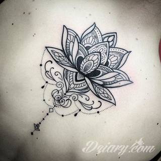 Niesamowite w swojej formie tatuaże-rękawy zajmują cała powierzchnię ramiona i przedramiona. Tworzą jednolitą zdobiącą ciało całość. Taki graficzny rękaw na skórze to tatuaż szczególnie ciekawy w przypadku aktywnych, silnych mężczyzn. 