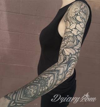 Niesamowite w swojej formie tatuaże-rękawy zajmują cała powierzchnię ramiona i przedramiona. Tworzą jednolitą zdobiącą ciało całość. Taki graficzny rękaw na skórze to tatuaż szczególnie ciekawy w przypadku aktywnych, silnych mężczyzn. 