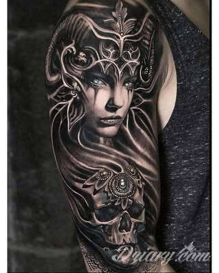 Niesamowite w swojej formie tatuaże-rękawy zajmują cała powierzchnię ramiona i przedramiona. Tworzą jednolitą zdobiącą ciało całość. Taki graficzny rękaw na skórze to tatuaż szczególnie ciekawy w przypadku aktywnych, silnych mężczyzn. 