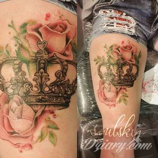 Niesamowite w swojej formie tatuaże-rękawy zajmują cała powierzchnię ramiona i przedramiona. Tworzą jednolitą zdobiącą ciało całość. Taki graficzny rękaw na skórze to tatuaż szczególnie ciekawy w przypadku aktywnych, silnych mężczyzn. 