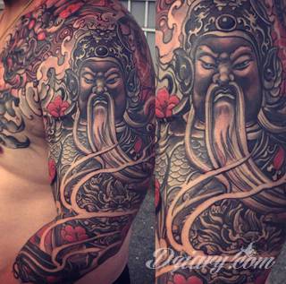 Niesamowite w swojej formie tatuaże-rękawy zajmują cała powierzchnię ramiona i przedramiona. Tworzą jednolitą zdobiącą ciało całość. Taki graficzny rękaw na skórze to tatuaż szczególnie ciekawy w przypadku aktywnych, silnych mężczyzn. 