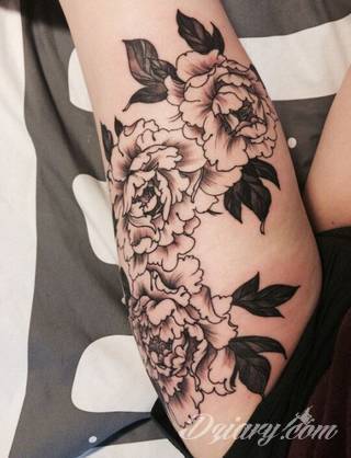 Niesamowite w swojej formie tatuaże-rękawy zajmują cała powierzchnię ramiona i przedramiona. Tworzą jednolitą zdobiącą ciało całość. Taki graficzny rękaw na skórze to tatuaż szczególnie ciekawy w przypadku aktywnych, silnych mężczyzn. 