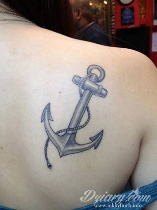 Niesamowite w swojej formie tatuaże-rękawy zajmują cała powierzchnię ramiona i przedramiona. Tworzą jednolitą zdobiącą ciało całość. Taki graficzny rękaw na skórze to tatuaż szczególnie ciekawy w przypadku aktywnych, silnych mężczyzn. 