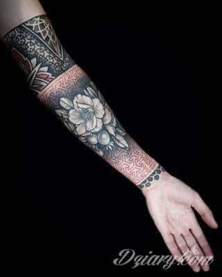 Niesamowite w swojej formie tatuaże-rękawy zajmują cała powierzchnię ramiona i przedramiona. Tworzą jednolitą zdobiącą ciało całość. Taki graficzny rękaw na skórze to tatuaż szczególnie ciekawy w przypadku aktywnych, silnych mężczyzn. 