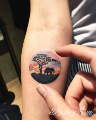 Niesamowite w swojej formie tatuaże-rękawy zajmują cała powierzchnię ramiona i przedramiona. Tworzą jednolitą zdobiącą ciało całość. Taki graficzny rękaw na skórze to tatuaż szczególnie ciekawy w przypadku aktywnych, silnych mężczyzn. 