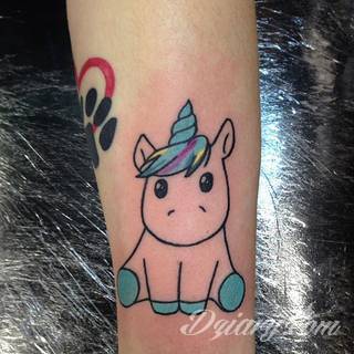 Niesamowite w swojej formie tatuaże-rękawy zajmują cała powierzchnię ramiona i przedramiona. Tworzą jednolitą zdobiącą ciało całość. Taki graficzny rękaw na skórze to tatuaż szczególnie ciekawy w przypadku aktywnych, silnych mężczyzn. 