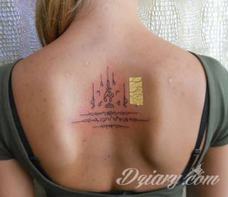 Niesamowite w swojej formie tatuaże-rękawy zajmują cała powierzchnię ramiona i przedramiona. Tworzą jednolitą zdobiącą ciało całość. Taki graficzny rękaw na skórze to tatuaż szczególnie ciekawy w przypadku aktywnych, silnych mężczyzn. 