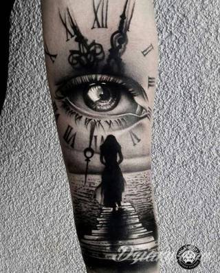 Niesamowite w swojej formie tatuaże-rękawy zajmują cała powierzchnię ramiona i przedramiona. Tworzą jednolitą zdobiącą ciało całość. Taki graficzny rękaw na skórze to tatuaż szczególnie ciekawy w przypadku aktywnych, silnych mężczyzn. 