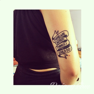 Niesamowite w swojej formie tatuaże-rękawy zajmują cała powierzchnię ramiona i przedramiona. Tworzą jednolitą zdobiącą ciało całość. Taki graficzny rękaw na skórze to tatuaż szczególnie ciekawy w przypadku aktywnych, silnych mężczyzn. 