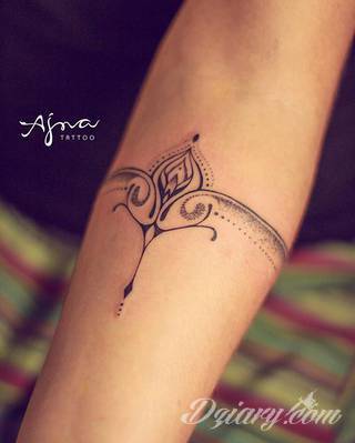 Niesamowite w swojej formie tatuaże-rękawy zajmują cała powierzchnię ramiona i przedramiona. Tworzą jednolitą zdobiącą ciało całość. Taki graficzny rękaw na skórze to tatuaż szczególnie ciekawy w przypadku aktywnych, silnych mężczyzn. 