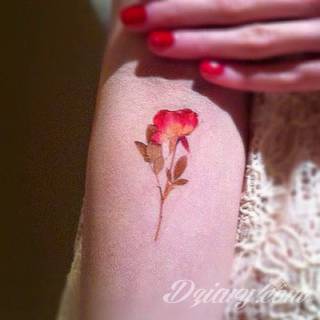 Niesamowite w swojej formie tatuaże-rękawy zajmują cała powierzchnię ramiona i przedramiona. Tworzą jednolitą zdobiącą ciało całość. Taki graficzny rękaw na skórze to tatuaż szczególnie ciekawy w przypadku aktywnych, silnych mężczyzn. 