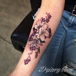 Niesamowite w swojej formie tatuaże-rękawy zajmują cała powierzchnię ramiona i przedramiona. Tworzą jednolitą zdobiącą ciało całość. Taki graficzny rękaw na skórze to tatuaż szczególnie ciekawy w przypadku aktywnych, silnych mężczyzn. 